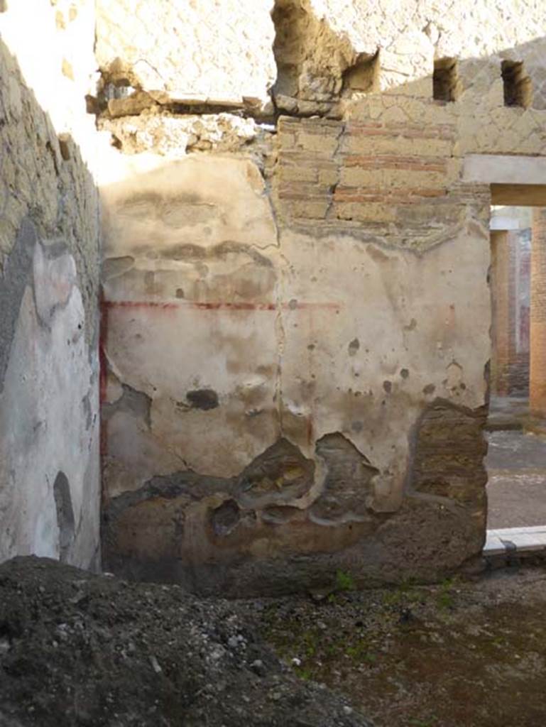 VI.28, Herculaneum, September 2015. Looking towards north-east corner.
The line of the wooden stairs going up can be seen in the painted plaster, on the left.